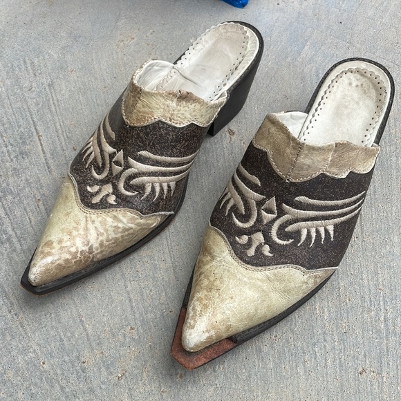These are cowgirl boot style shoes. The brand is Puro Cuero Leon GTO. Mexico. - Picture 3 of 3